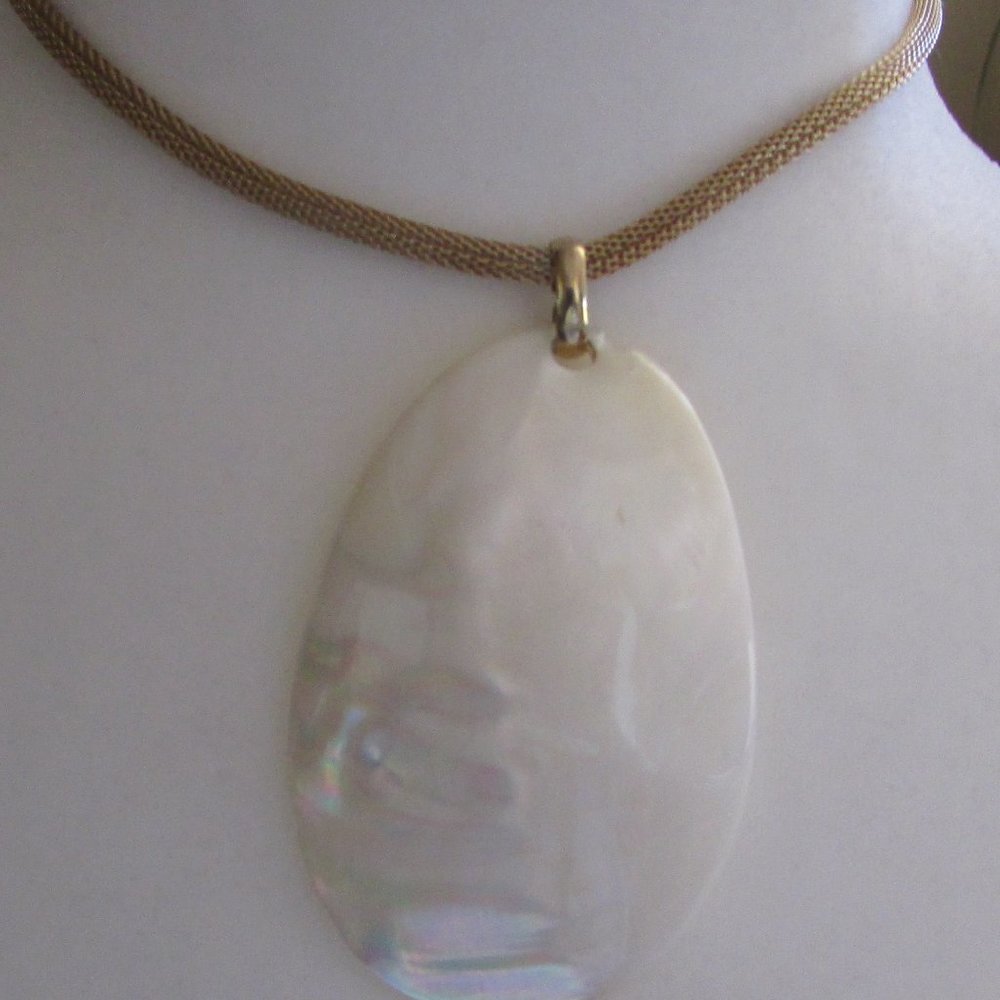 gold tone shell pendant necklace "Costume Jewelry"